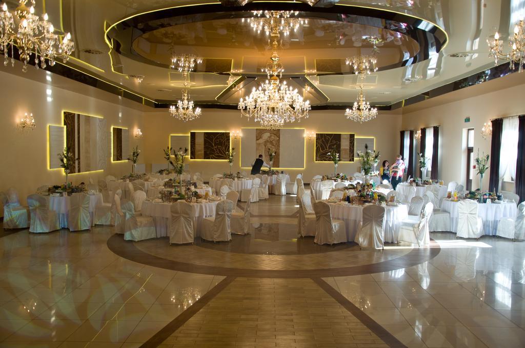 Hotel Diament - Zajazd U Przemka Zgierz Buitenkant foto