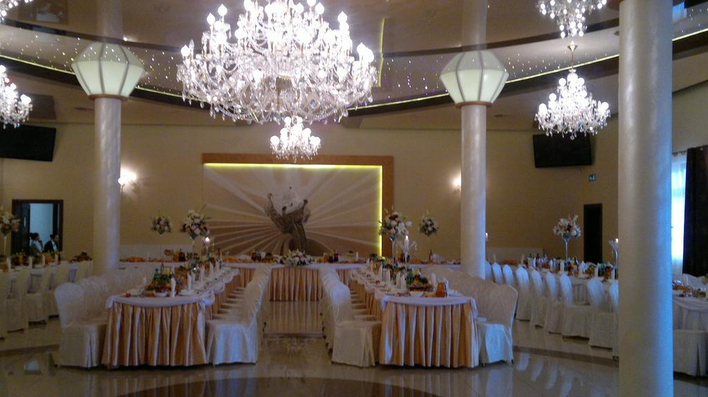 Hotel Diament - Zajazd U Przemka Zgierz Buitenkant foto