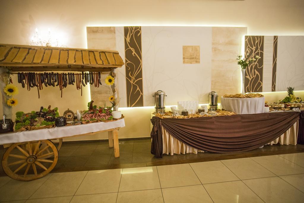 Hotel Diament - Zajazd U Przemka Zgierz Buitenkant foto